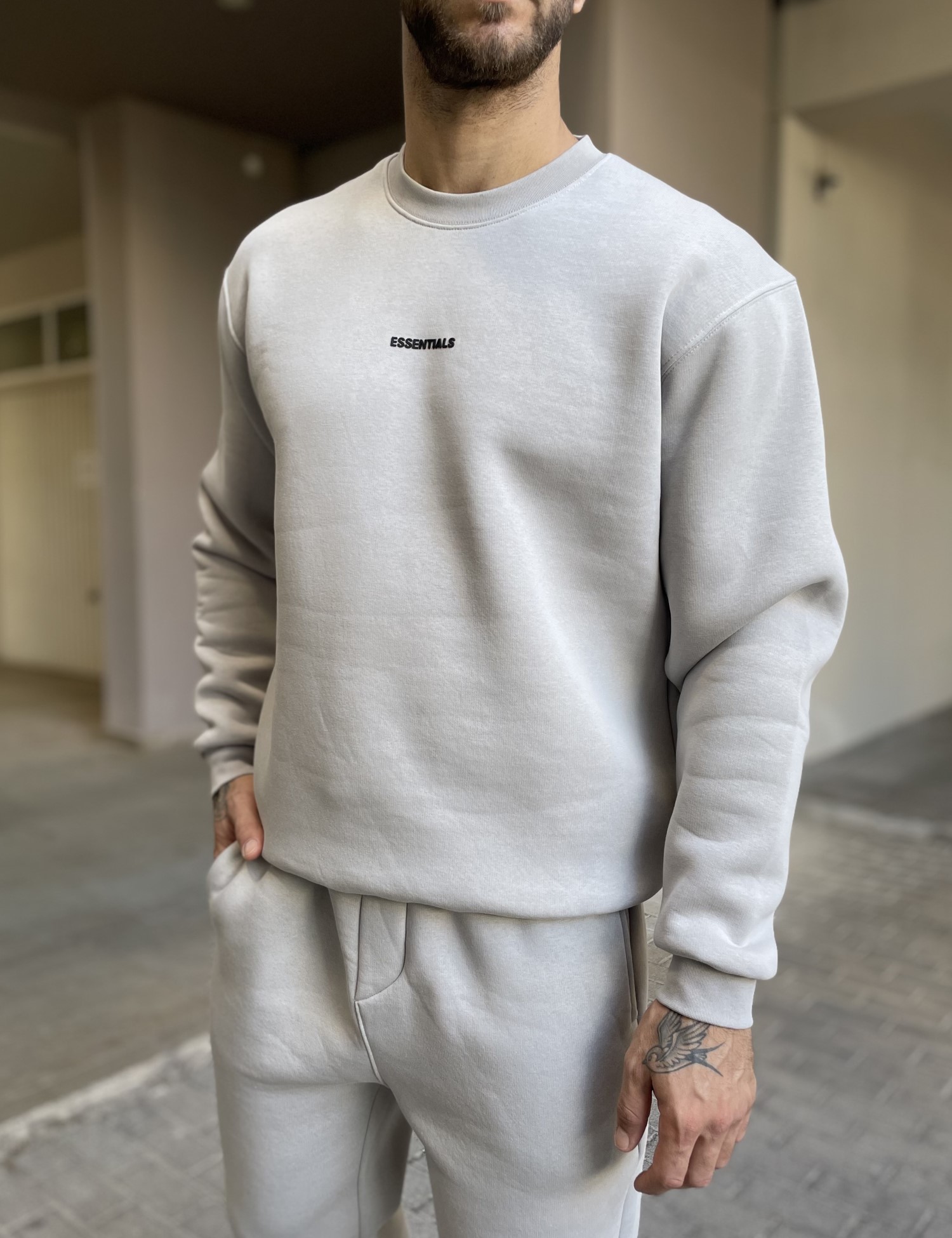 Ανδρικό γκρι φούτερ με στρογγυλή λαιμόκοψη και λογότυπο στο στήθος ES26004G φωτογραφία